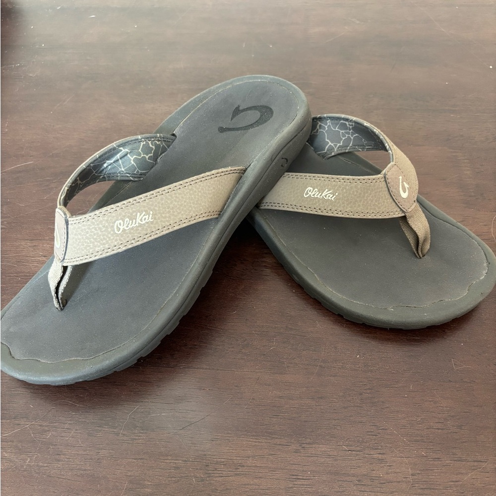 OluKai ‘Ohana Tan and Black Flip-Flops